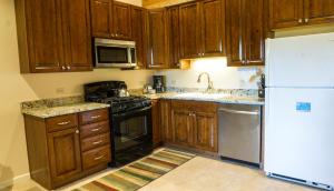 uma cozinha com armários de madeira e um frigorífico branco em Ski Trails 4024 em Truckee