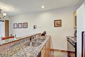 Dapur atau dapur kecil di River Mtn Lodge E320