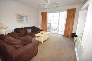 ein Wohnzimmer mit einem Sofa und einem Tisch in der Unterkunft 713 Ironwood Condo in Myrtle Beach