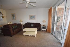 ein Wohnzimmer mit einem Sofa und einem Couchtisch in der Unterkunft 713 Ironwood Condo in Myrtle Beach
