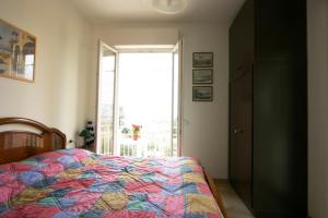 ein Schlafzimmer mit einem Bett und einem großen Fenster in der Unterkunft B&B La Baia Di Fiascherino citr01101sei-BEB-0011 in Tellaro