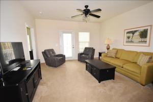 - un salon avec un canapé, des chaises et un ventilateur de plafond dans l'établissement 723 Willow Bend Condo, à North Myrtle Beach