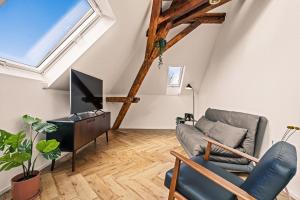 sala de estar con sofá y TV en Maisonette-Wohnung mit freigelegtem Fachwerk, en Meckenbeuren
