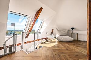 sala de estar con cama y ventana grande en Maisonette-Wohnung mit freigelegtem Fachwerk, en Meckenbeuren