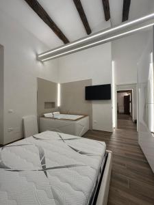 een witte slaapkamer met een bed en een wastafel bij Enjoyhousebracciano suite1 in Bracciano