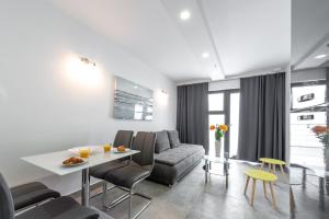 een woonkamer met een bank en een tafel bij Apartment Hope in Dubrovnik