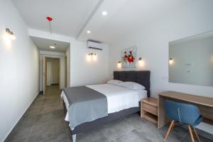 een slaapkamer met een bed en een bureau en een bed sidx sidx sidx bij Apartment Hope in Dubrovnik