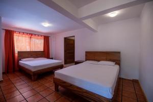 Katil atau katil-katil dalam bilik di Villa El Bosque La Fortuna
