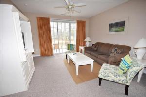 uma sala de estar com um sofá e uma mesa em 1414 Ironwood Condo em Myrtle Beach