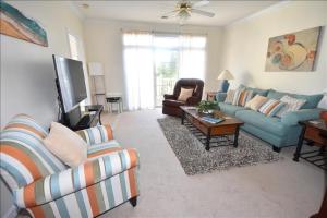 sala de estar con 2 sofás y TV en 822 Cypress Bend Villa, en North Myrtle Beach