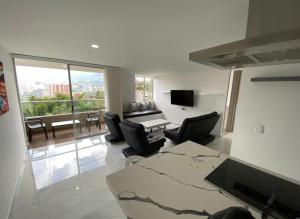 a living room with a couch and a table and chairs at Lujoso apartamento en envigado,con hermosa y exclusiva vista in Envigado