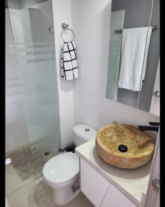 a white bathroom with a toilet and a sink at Lujoso apartamento en envigado,con hermosa y exclusiva vista in Envigado