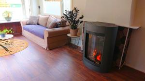 Seating area sa *Little Oak* Super schattige houten chalet met veranda in een bosrijke omgeving.