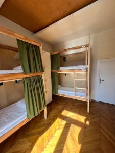 เตียงในห้องที่ Cabbage Hostel