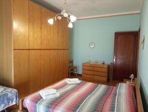 a bedroom with a bed with two towels on it at CasAda spazioso e luminoso appartamento in Tricase