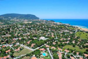 - une vue aérienne sur une ville avec des maisons et l'océan dans l'établissement Ciclamini 29 Casa Vacanze, à Numana