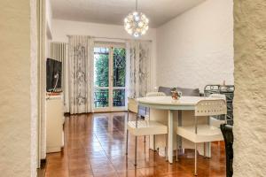 - une cuisine et une salle à manger avec une table et des chaises dans l'établissement Ciclamini 29 Casa Vacanze, à Numana