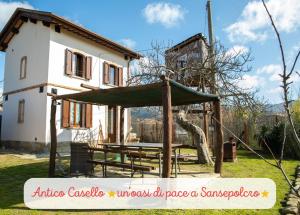 聖塞波爾克羅的住宿－Antico Casello *un'oasi di pace a Sansepolcro*，房屋前的野餐桌