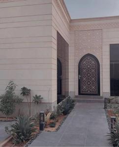 Η πρόσοψη ή η είσοδος του Grey Villa