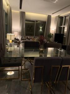 Χώρος καθιστικού στο Grey Villa