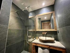 La salle de bains est pourvue d'un lavabo et d'un miroir. dans l'établissement Chalet Les Gets, 5 pièces, 14 personnes - FR-1-598-41, aux Gets