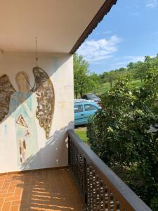 a mural of an angel on the side of a house at Gästezimmer - Mespelbrunn in Mespelbrunn