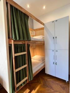เตียงในห้องที่ Cabbage Hostel