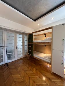 เตียงในห้องที่ Cabbage Hostel