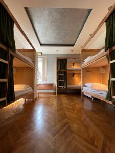 เตียงในห้องที่ Cabbage Hostel