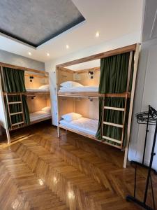 เตียงในห้องที่ Cabbage Hostel