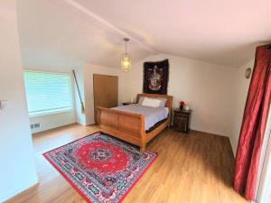 een slaapkamer met een bed en een rood tapijt bij Hogwarts -Themed Cabin in Olympics National Forest in Forks