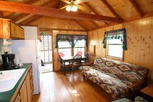 een woonkamer met een bank en een tafel bij Lakefront Cedar Cabin - 6 in Mead