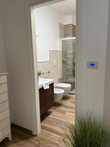 モノーポリにあるDon Peppe B&Bのバスルーム(洗面台、トイレ、鏡付)