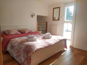 um quarto com uma cama com toalhas em Le Loft d'Or à 10min de Lyon em Champagne-au-Mont-dʼOr