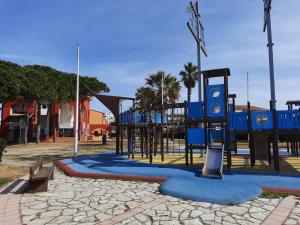 einen Spielplatz in einem Park mit einem blauen Spielplatz in der Unterkunft Appartement en Résidence avec piscine proche mer in Le Barcarès