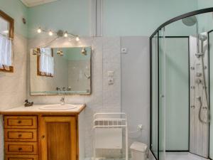 シーニュにあるHoliday Home Le Hameau des Launes - SIG110 by Interhomeのバスルーム(シンク、鏡付きシャワー付)