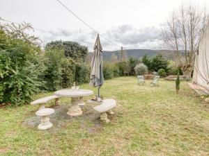 - une table de pique-nique avec un parasol dans la cour dans l'établissement Holiday Home Le Hameau des Launes - SIG110 by Interhome, à Signes