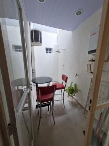 um quarto com uma mesa e cadeiras num quarto em Suítes/Studios Privados Copacabana no Rio de Janeiro