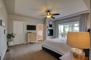 Schlafzimmer mit einem Bett und einem Deckenventilator in der Unterkunft Jacksonville Mountain Retreat with Pool and Hot Tub! in Jacksonville