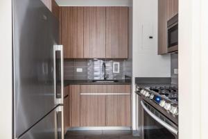 Η κουζίνα ή μικρή κουζίνα στο Sutton Place 2BR w Gym nr Rockefeller Plaza NYC-519