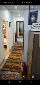 un pasillo con una alfombra en el suelo de una habitación en Apartment Music, en Sarajevo