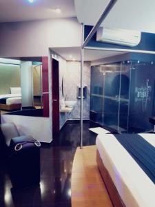 een hotelkamer met een bed en een badkamer bij DLUXE Auto Hotel ADULTS ONLY in Veracruz