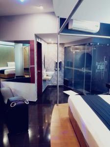 Ένα μπάνιο στο DLUXE Auto Hotel ADULTS ONLY