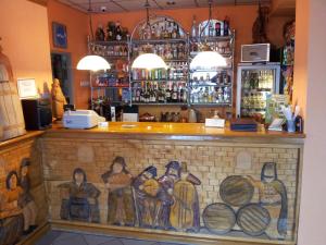 a bar with a mosaic on the wall at Hotel Staropolski in Strzelce Krajeńskie