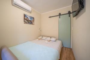 Ένα ή περισσότερα κρεβάτια σε δωμάτιο στο Apartmani Zukic