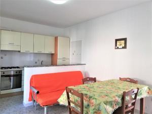 cocina con mesa y cocina con armarios blancos en 059 e 060 Spiaggia di SalentoinVacanza.Com, en Torre Pali