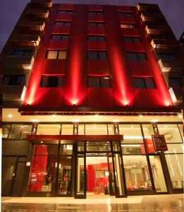 un edificio con luces rojas encima en Modern Loft in Buenos Aires down town en Buenos Aires