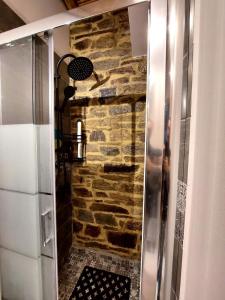 A bathroom at by karakas Λίθινο