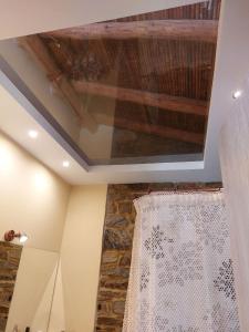 A bathroom at by karakas Λίθινο