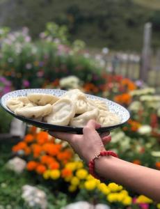 Makanan di atau berdekatan rumah tamu ini